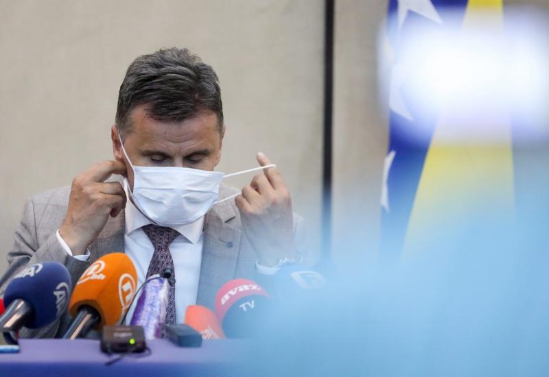 VIDEO Novalić objasnio zašto nije znao staviti zaštitnu masku